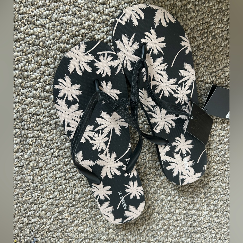 NWT F21 basic tropical flip flops